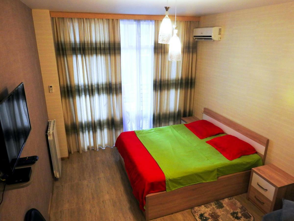 Real Palace Apartment Batoemi Buitenkant foto