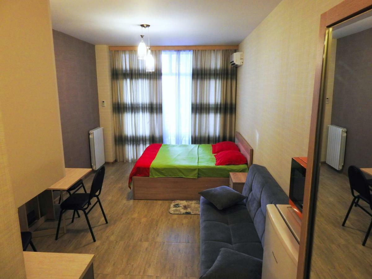 Real Palace Apartment Batoemi Buitenkant foto