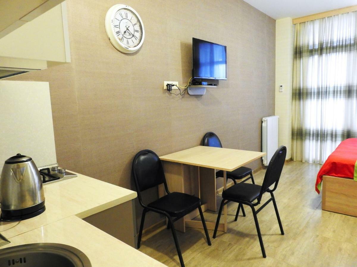 Real Palace Apartment Batoemi Buitenkant foto